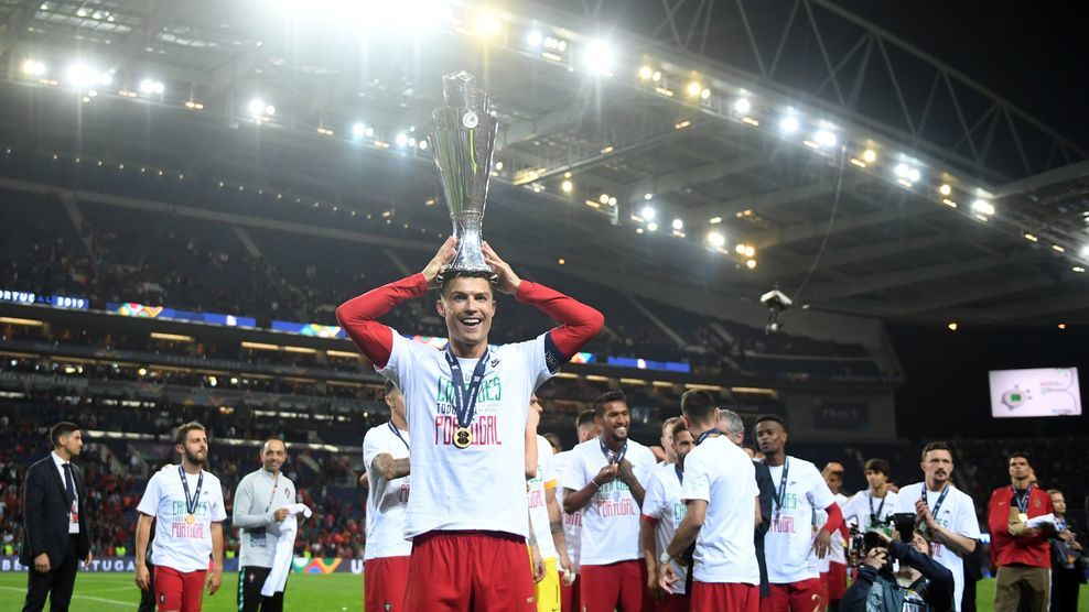 Ronaldo ôm cúp ăn mừng 