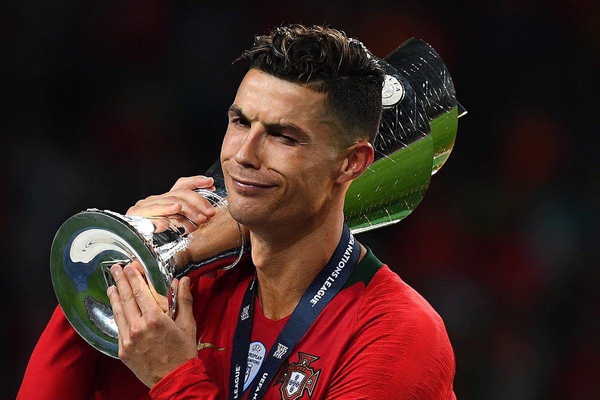 Ronaldo ôm cúp ăn mừng 