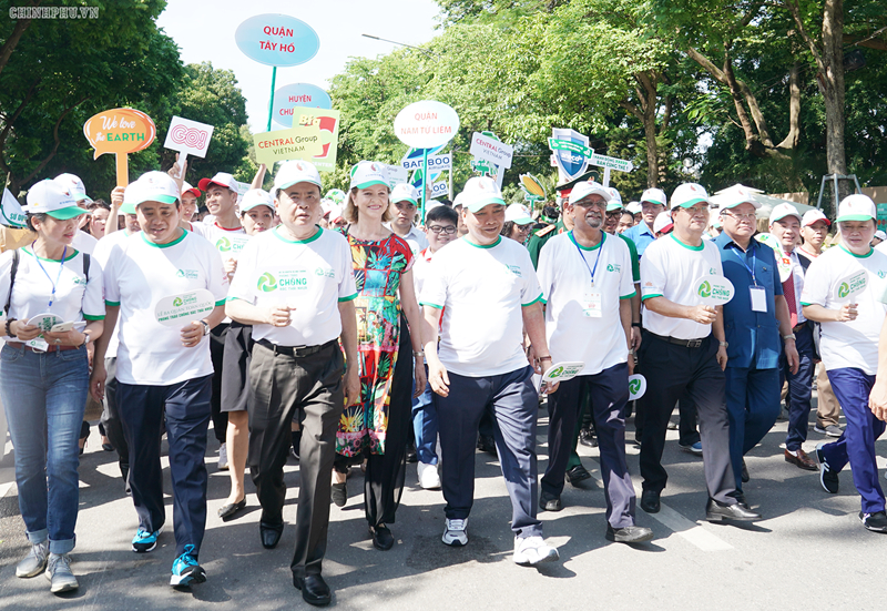 Thủ tướng và các đại biểu đi bộ đồng hành tại phố đi bộ khu vực Bờ hồ Hoàn Kiếm để cổ vũ, hưởng ứng phong trào chống rác thải nhựa. - Ảnh: VGP/Quang Hiếu