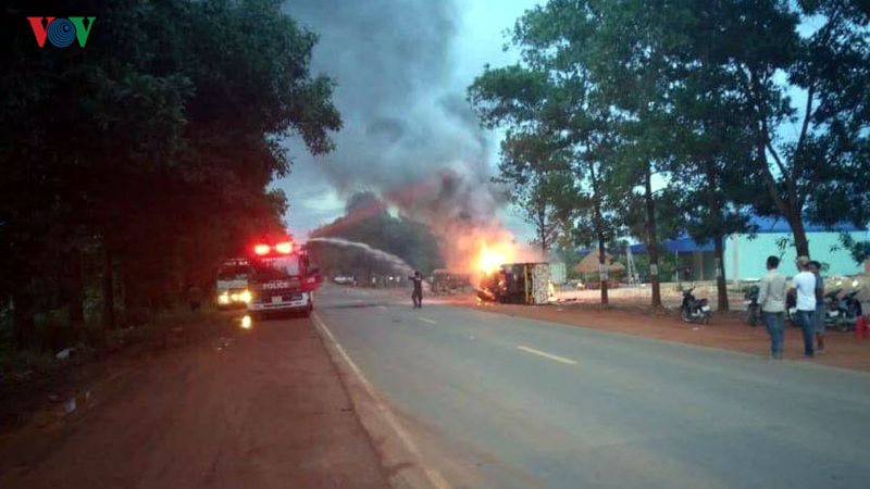 Lực lượng chức năng nỗ lực dập cháy từ vụ tai nạn.