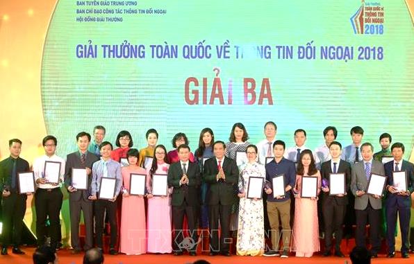 90 nationwide outstanding works honored for external information in 2018 The 3rd prize winners are presented awards (Photo: TTXVN)