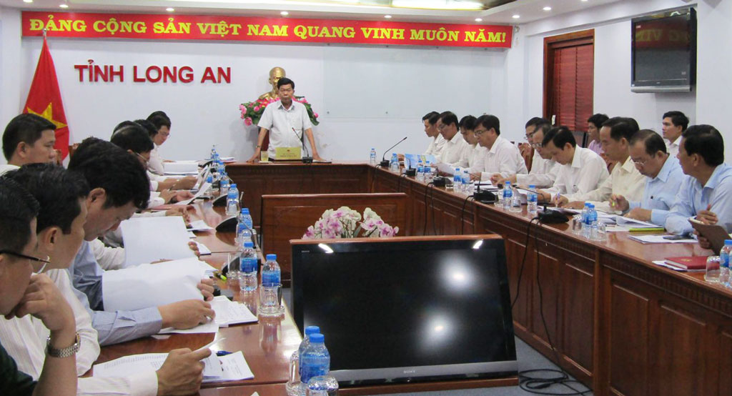 After the meeting, Chairman of the Provincial People's Committee - Tran Van Can immediately asked the delegates, relevant departments and agencies to urgently adjust and complete reports and draft resolutions based on comments to the People's Committee so that the Provincial People's Committee presented at the 15th meeting of the provincial People's Council in the coming time.