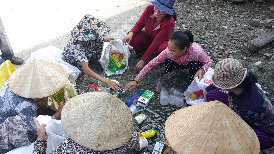 Hội viên phụ nữ tham gia mô hình "Chai nhựa yêu thương" tích cực tham gia phân loại rác tái chế để gây quỹ