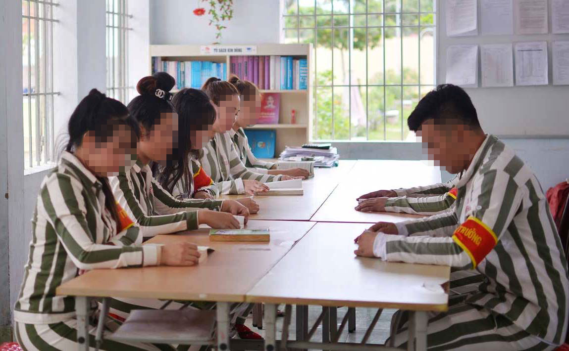 Ngoài lao động, cải tạo, các phạm nhân đang chấp hành án tại Trại giam Long Hòa còn được tham gia các hoạt động văn hóa - văn nghệ, đọc sách, báo