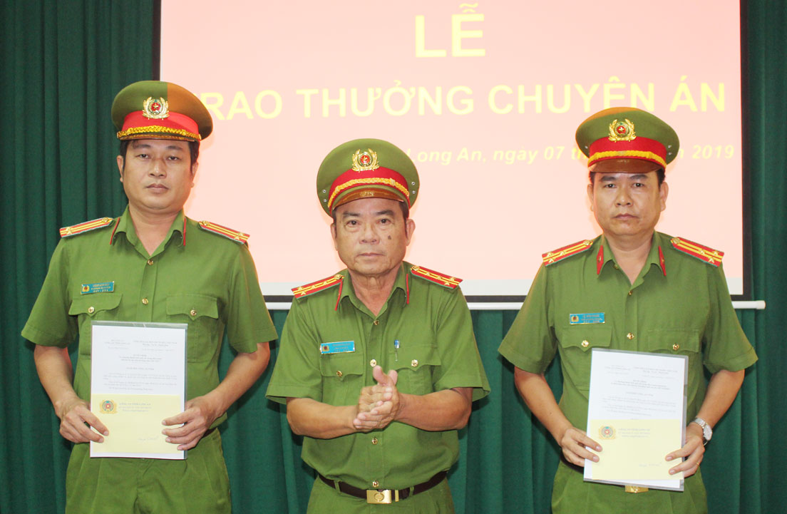 Trao thưởng cho 2 đơn vị