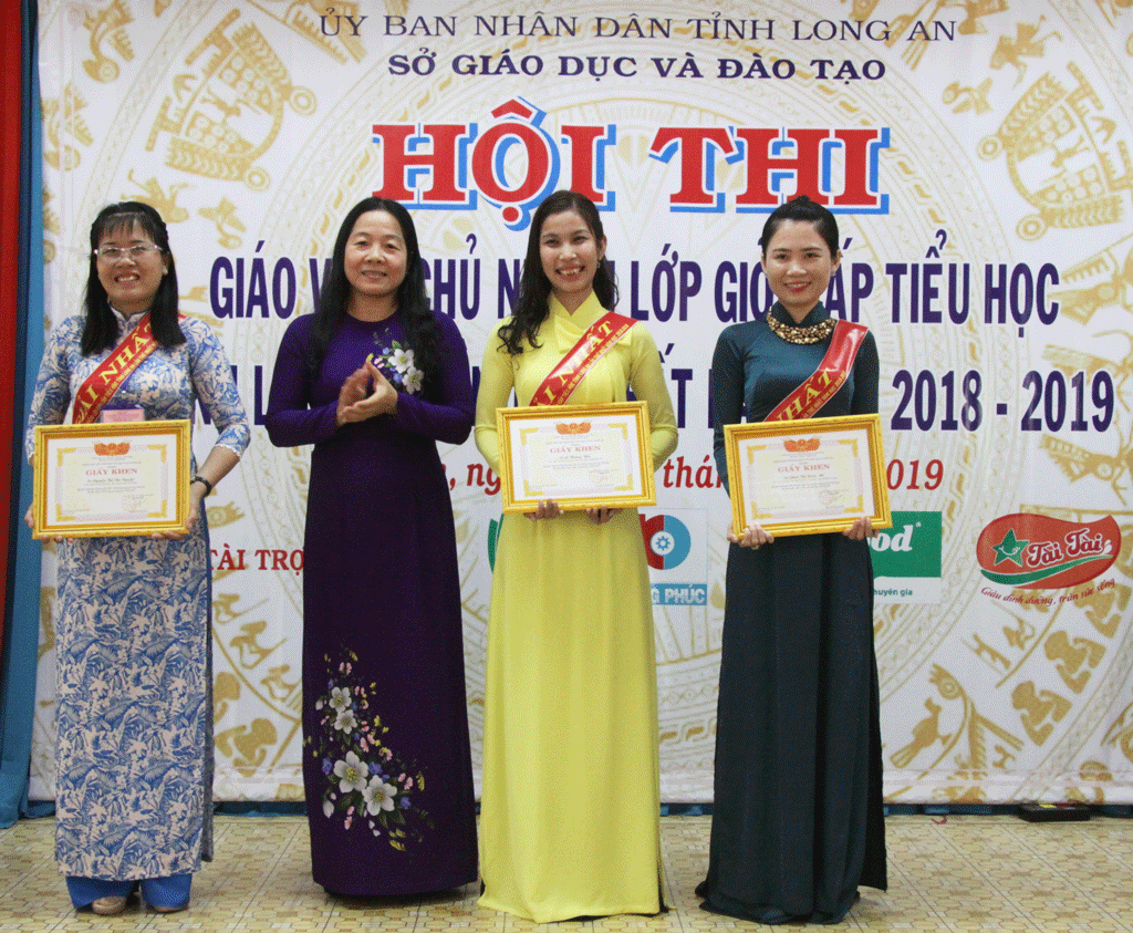 Cô Lê Hoàn Yến (thứ 2, phải qua) đoạt giải nhất Hội thi Giáo viên chủ nhiệm giỏi cấp tiểu học, cấp tỉnh
