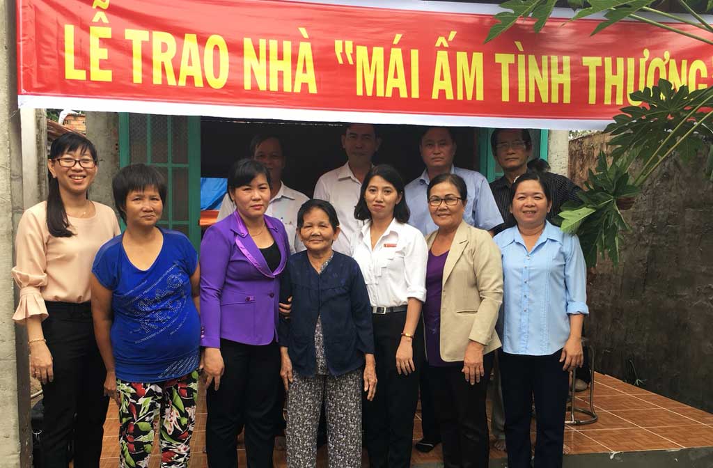 Chủ tịch Hội Liên hiệp Phụ nữ Việt Nam huyện Đức Hòa - Nguyễn Thị Chung tặng quà tại lễ bàn giao nhà tình thương cho phụ nữ khó khăn về nhà ở