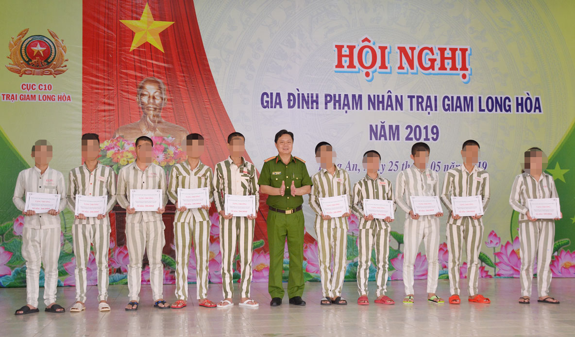 Nhiều phạm nhân được Ban Giám thị Trại giam Long Hòa khen thưởng về thành tích thực hiện 4 tiêu chuẩn thi đua chấp hành án phạt tù