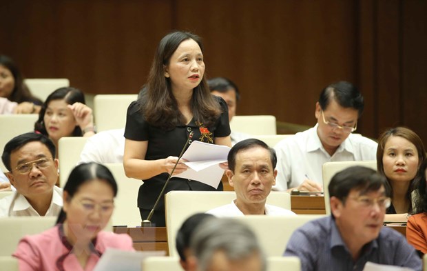 Việc tăng tuổi nghỉ hưu cần có tầm nhìn dài hạn, lộ trình phù hợp Đại biểu Quốc hội tỉnh Thanh Hóa Cầm Thị Mẫn phát biểu ý kiến. (Ảnh: Doãn Tấn/TTXVN)