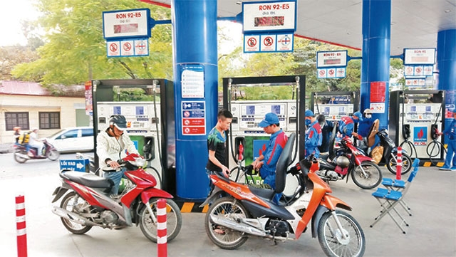 Gỡ khó trong kinh doanh xăng E5 Khách hàng mua xăng E5 tại cửa hàng xăng dầu 194 Thái Thịnh, quận Đống Đa, Hà Nội.
