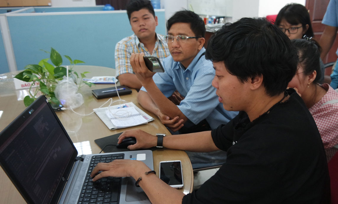 Báo chí trước thách thức từ mạng xã hội Báo điện tử, báo in muốn tồn tại phải liên tục đổi mới từ tư duy đến hành động, đáp ứng yêu cầu thông tin ngày càng cao của bạn đọc. (Trong ảnh: Buổi tập huấn nâng cao nghiệp vụ, kỹ năng dựng video của phóng viên, cộng tác viên Báo Long An). Ảnh: Phong Nhã