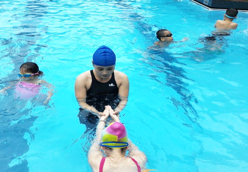Trẻ em được dạy bơi để phòng, chống đuối nước