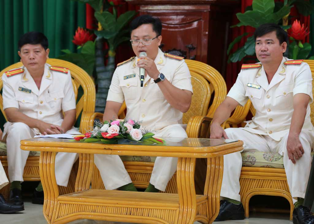 Thiếu tá Nguyễn Thanh Cao (giữa) giao lưu điển hình tiên tiến tại Hội nghị sơ kết 2 năm thực hiện việc đẩy mạnh Học tập và làm theo tư tưởng, đạo đức, phong cách Hồ Chí Minh
