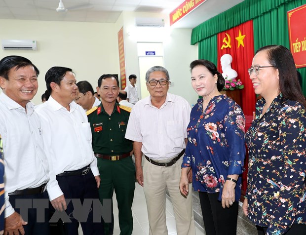Chủ tịch Quốc hội Nguyễn Thị Kim Ngân với các cử tri phường Xuân Khánh tại buổi tiếp xúc. (Ảnh: Trọng Đức/TTXVN)