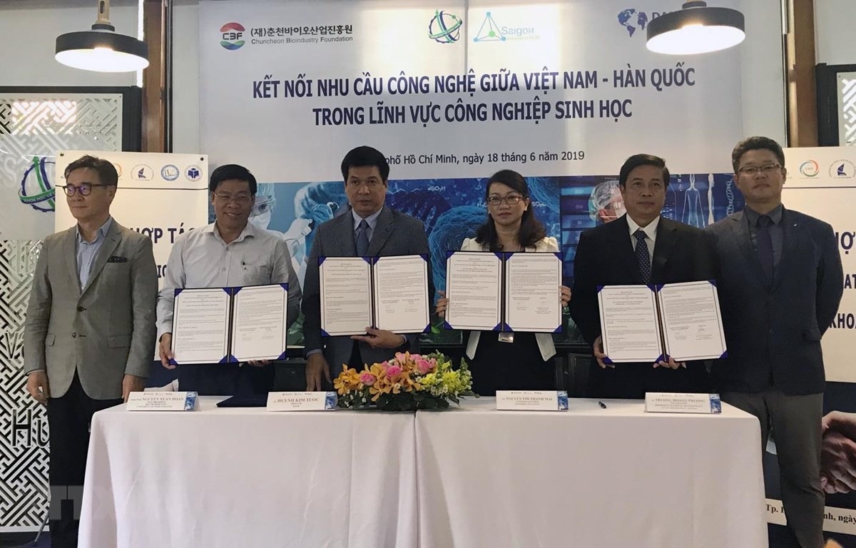 Đại diện Sihub ký kết với các nhà khoa học về hợp tác với thương mại hóa kết quả nghiên cứu. (Ảnh: Tiến Lực/TTXVN)