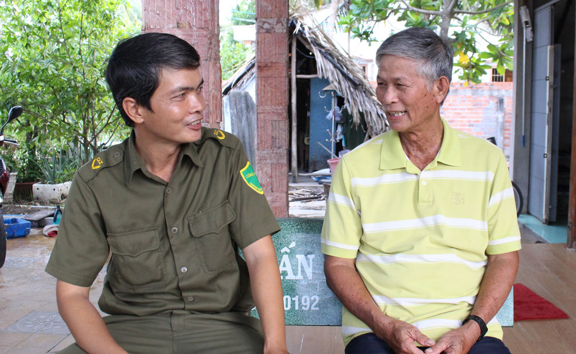 Anh Nguyễn Minh Chí (bìa trái) là “thổ địa” nhiệt tình, không ngại gian khó giúp phóng viên hoàn thành nhiệm vụ