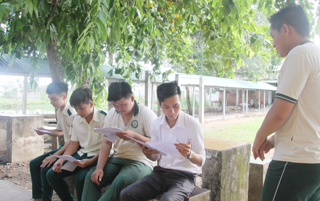 Học sinh lớp 12 Trường THCS&THPT Hà Long được giáo viên dò bài mỗi ngày
