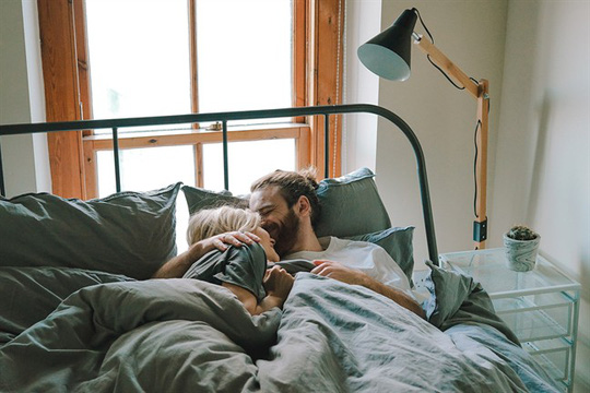 Yêu người trẻ có gì hay, yêu người già có gì hay? Quen trai già, cảm giác như đang ở nhà, cứ hồn nhiên rồi sẽ bình yên.