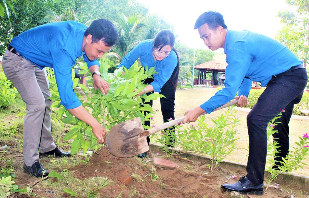 Đoàn viên, thanh niên tham gia trồng hoa, dọn dẹp vệ sinh tại Nhà Lưu niệm đồng chí Trương Văn Bang