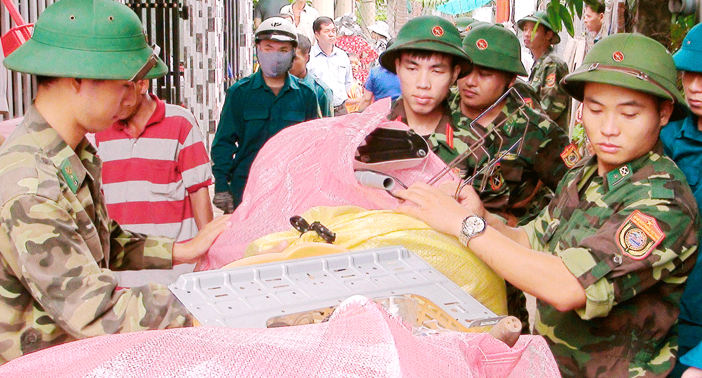 Cán bộ, chiến sĩ Bộ đội Biên phòng Long An, lực lượng công an, quân sự giúp dân di dời đồ đạc về nơi an toàn