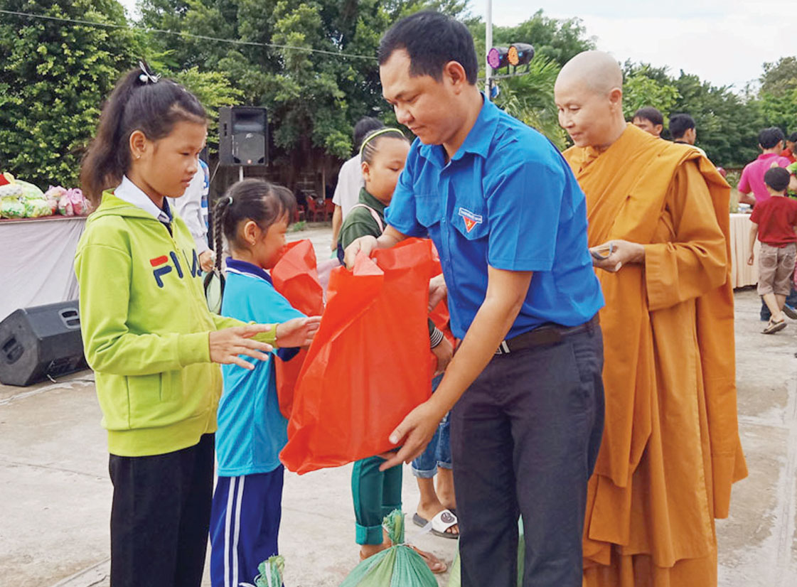 Đoàn viên, thanh niên ở đơn vị là cánh tay đắc lực cùng Báo Long An thực hiện tốt công tác từ thiện, xã hội