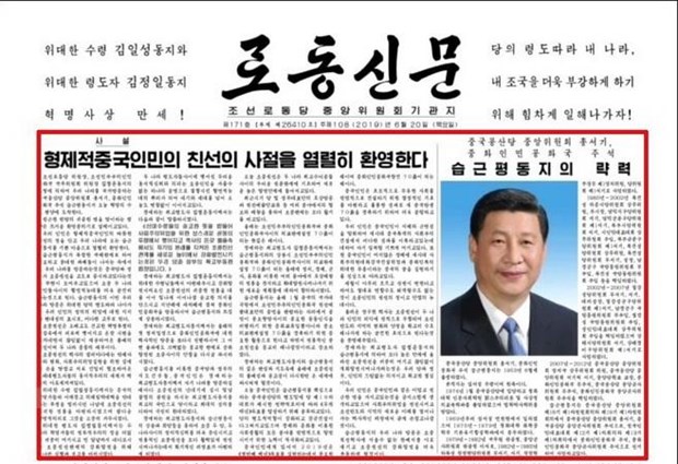 Báo Rodong Sinmun đưa tin trên trang nhất về chuyến thăm Triều Tiên của Chủ tịch Trung Quốc Tập Cận Bình ngày 20/6. (Ảnh: Yonhap/TTXVN)