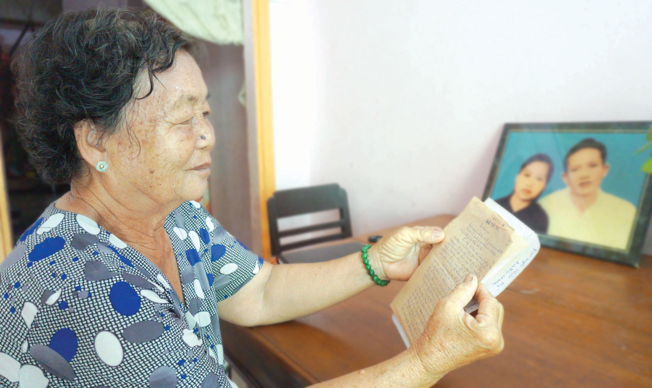 Bà Trần Thị Bé Hai nay đã 73 tuổi, đọc lại bức Bà Trần Thị Bé Hai và bức ảnh chụp chung của hai vợ chồng khi mới cưới thư của người chồng  nhà báo liệt sĩ
