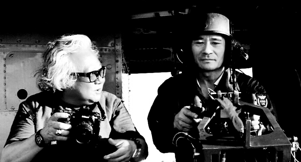 Nhà báo Giản Thanh Sơn tác nghiệp trên trực thăng Ảnh: Nguyễn Cường
