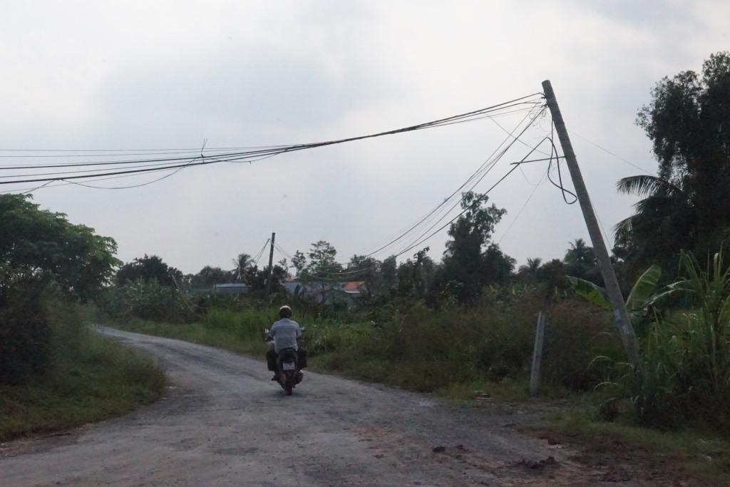 Cột điện sắp ngã (ảnh chụp đường dân sinh cặp cao tốc TPHCM-Trung Lương thuộc địa bàn xã Thạnh Đức, huyện Bến Lức).