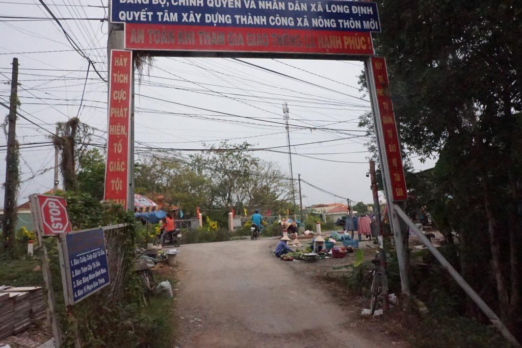 Chằng chịt dây điện (ảnh chụp tại khu vực chợ tự phát ven ĐT 830 xã Long Định, huyện Cần Đước).