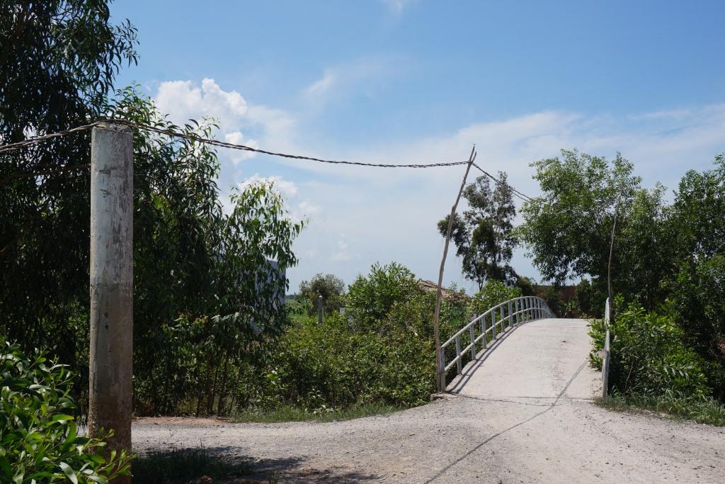 Chỉ cần sử dụng phân nửa cột điện (cầu giao thông nông thôn ấp 4, Long Thuận).