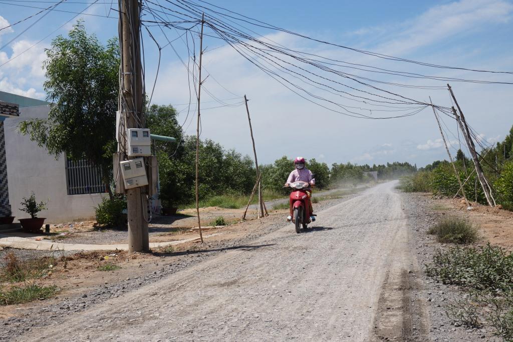 Dây điện giăng ngang đường GTNT nối xã Long Thuận với QLN2.