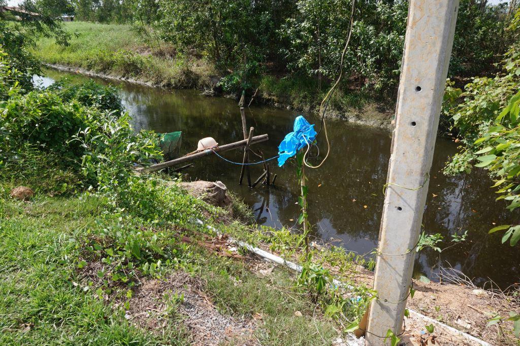 Kéo điện chích cá (rất nguy hiểm ảnh chụp ấp Bình Hòa, xã Bình Hòa Bắc, huyện Đức Huệ ven ĐT 816).