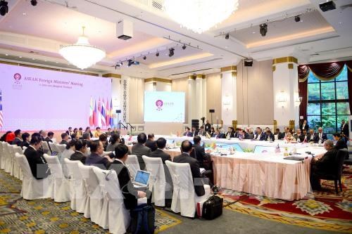 ASEAN nations agree to jointly bid for World Cup 2034 The ASEAN foreign ministers meet in Bangkok on the occasion of the 34th ASEAN Summit (Photo: VNA)