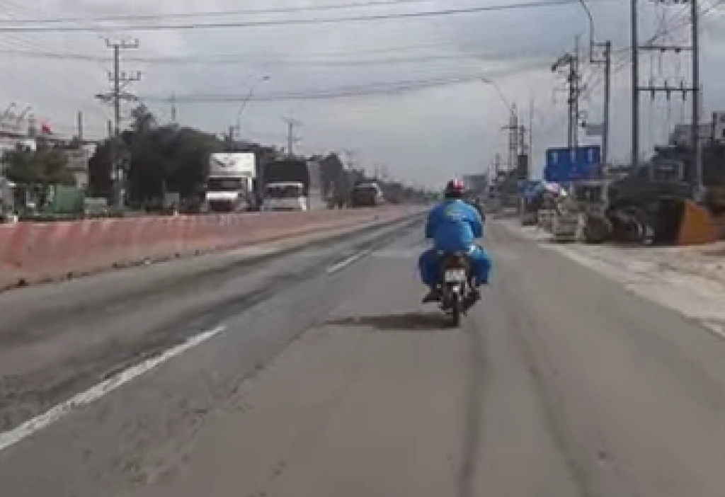 Người đi xe mô tô phản ánh tình trạng mặt đường bị cào, xới, đá mi văng ra gây nguy hiểm cho người đi xe hai bánh.