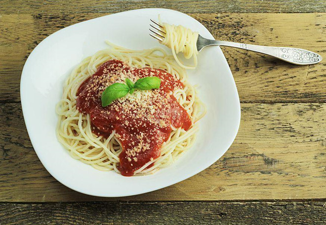 Mì pasta: Theo Prevention, ăn một phần lớn món ăn này giúp bạn no nhanh và thỏa mãn với lượng carbohydrates tinh chế đầy đủ. Nhưng vì thiếu protein, nó có thể khiến bạn cảm thấy mệt mỏi, chậm chạp và buồn ngủ vào buổi chiều. Ảnh:Menshealth.