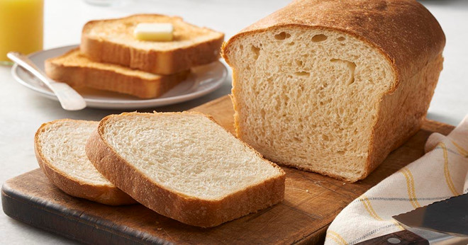 Bánh mì trắng: Với rất ít chất xơ và chỉ số đường huyết cao, bánh mì trắng có khả năng làm tăng lượng đường trong máu. Điều đó gây ra sự sụt giảm năng lượng mạnh và cảm giác thèm ăn vào buổi chiều. Tốt nhất là bạn nên ăn bánh mì ngũ cốc nguyên hạt để tăng cường chất dinh dưỡng và chất xơ. Ảnh: Ndtv.