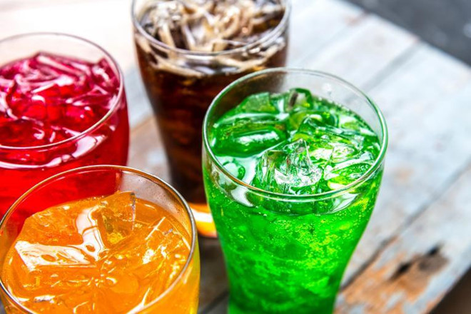 Các loại đồ uống có đường như nước ngọt, nước tăng lực chứa nhiều lượng đường bổ sung, dẫn đến tăng lượng calo dư thừa trong cơ thể. Ngoài ra, chúng cũng làm tăng lượng đường trong máu, gây ra tình trạng suy giảm năng lượng sau đó. Theo Trung tâm Kiểm soát và Phòng ngừa Dịch bệnh Mỹ (CDC), các đồ uống có vị ngọt liên quan đến tăng cân và béo phì, tiểu đường loại 2, bệnh tim, bệnh thận và sâu răng. Ảnh: Unicef.