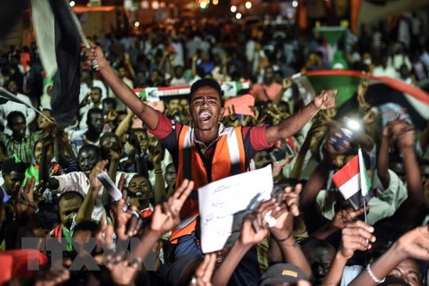 Người biểu tình tập trung tại thủ đô Khartoum, Sudan ngày 19/5 vừa qua. (Ảnh: AFP/TTXVN)