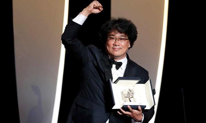 Director Bong Joon-ho with the Palme d’Or at Cannes, after winning for Parasite (Photo: EPA)