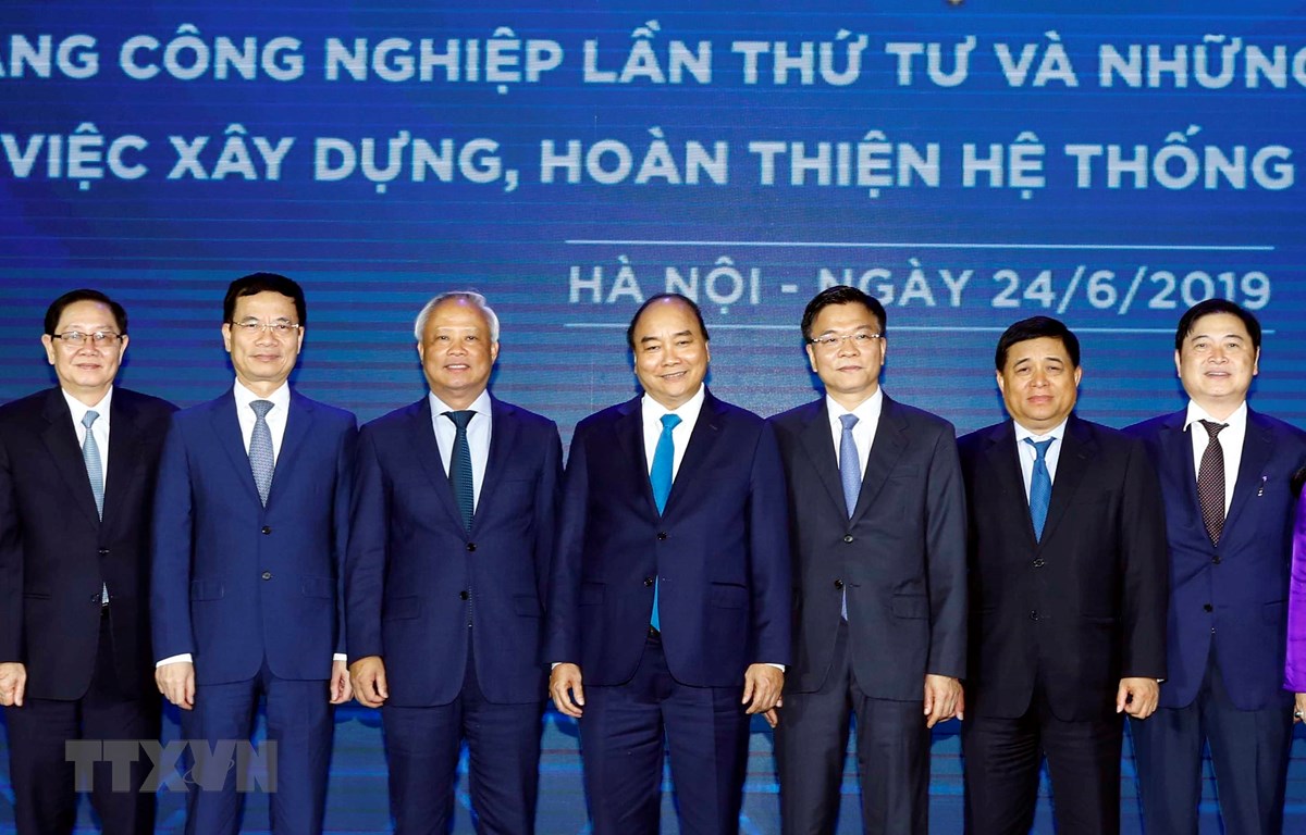 Thủ tướng Nguyễn Xuân Phúc với các đại biểu dự hội thảo. (Ảnh: Thống Nhất/TTXVN)