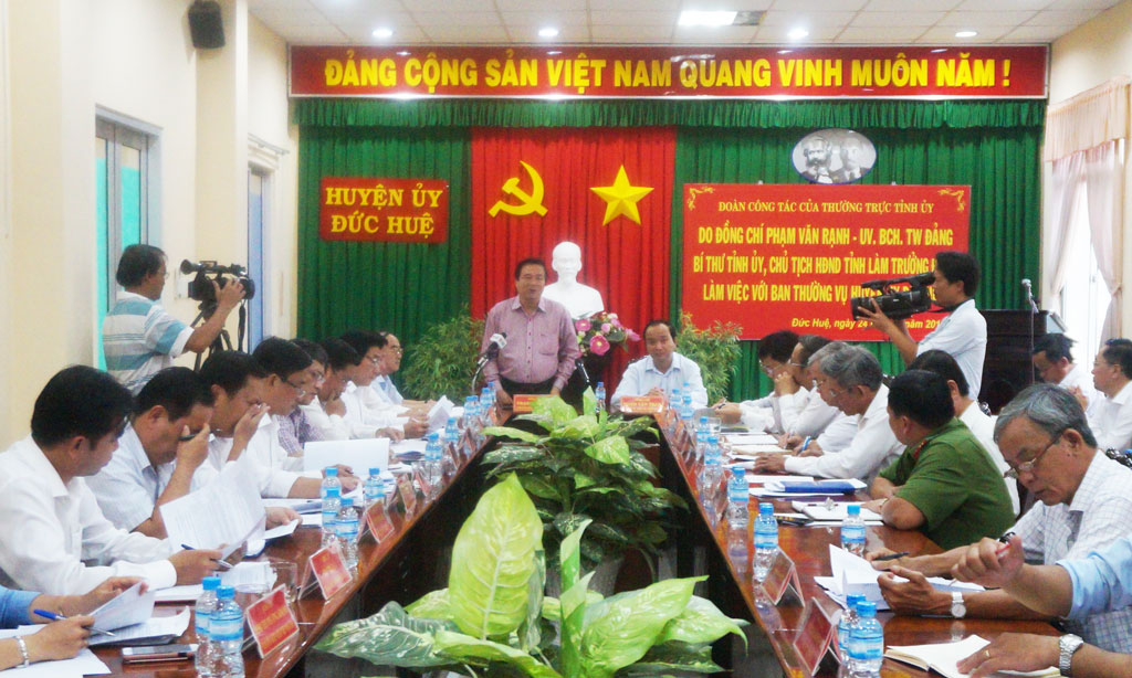 Secretary of provincial Party Committee, Chairman of People's Council of Long An - Pham Van Ranh works with the Executive Committee of Duc Hue Party Committee