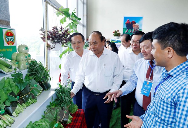 Thủ tướng Nguyễn Xuân Phúc và các đại biểu tham quan khu vực trưng bày sản phẩm đặc trưng của vùng đồng bằng Bắc Bộ. (Ảnh: Thống Nhất/TTXVN)