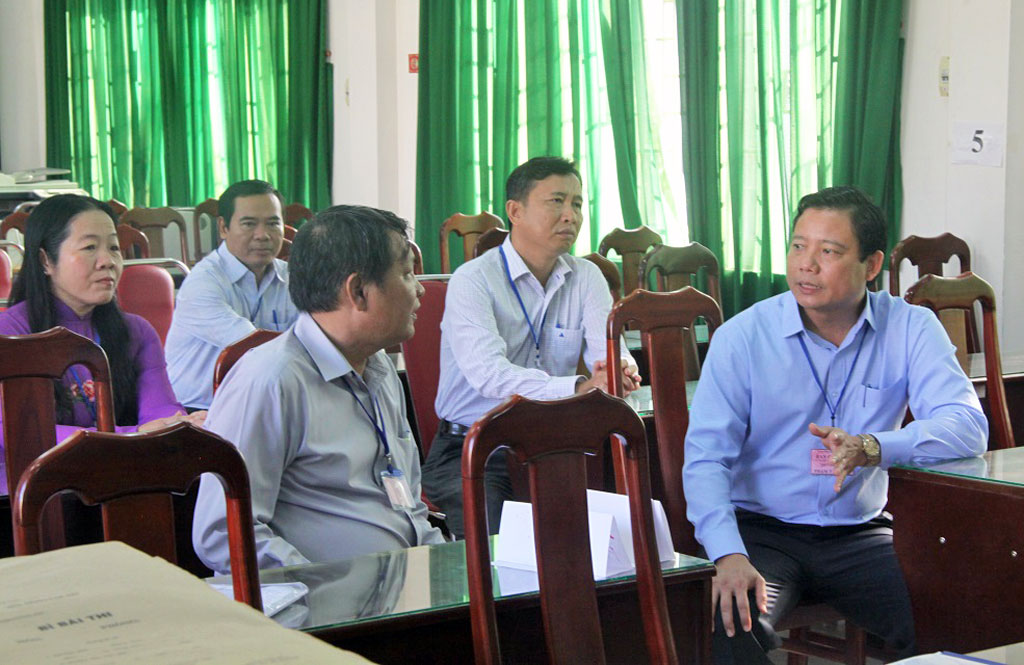Phó Chủ tịch UBND tỉnh Long An – Phạm Tấn Hoà kiểm tra công tác tổ chức Kỳ thi THPT Quốc gia tại TP.Tân An