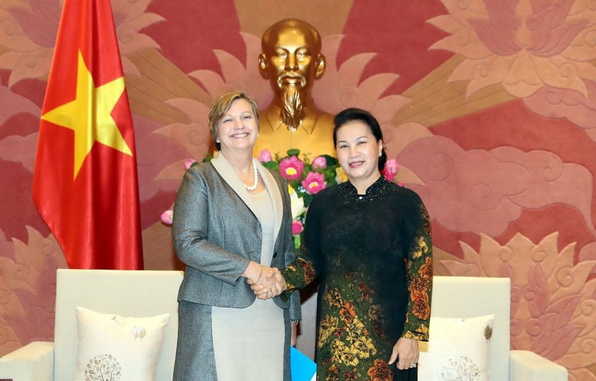 Chủ tịch Quốc hội Nguyễn Thị Kim Ngân và Trưởng đại diện Quỹ nhi đồng Liên hợp quốc tại Việt Nam Rana Flowers. (Ảnh: Trọng Đức/TTXVN)