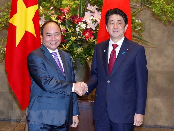 Prime Minister Nguyen Xuan Phuc (L) and Prime Minister Shinzo Abe (Photo: VNA)