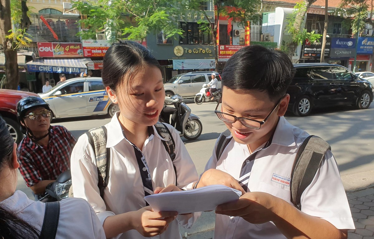 Thí sinh trao đổi bài sau buổi thi môn Ngoại ngữ. (Ảnh: Hồng Kiều/Vietnam+)