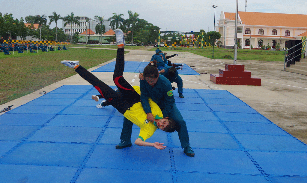 Các vận động viên nữ dân quân giành thành tích trong thi đấu môn võ chiến đấu