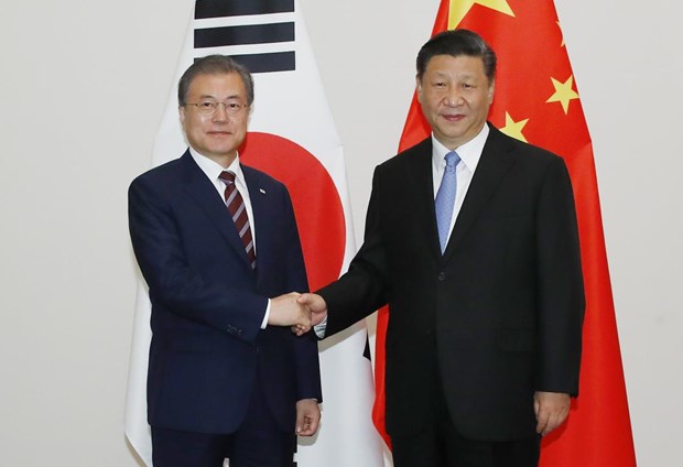 Chủ tịch Trung Quốc Tập Cận Bình (phải) gặp Tổng thống Hàn Quốc Moon Jae-in tại Osaka, Nhật Bản. (Nguồn: Yonhap)