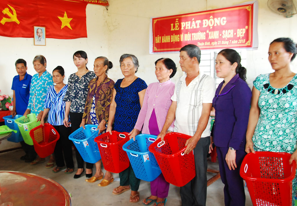 Hội Liên hiệp Phụ nữ Việt Nam huyện phát giỏ rác cho hội viên, phụ nữ xã Thuận Bình